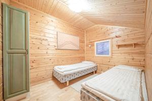 Postel nebo postele na pokoji v ubytování Alpine Chalet Central Ski-in Ski-out, Levi center by Aavalevi