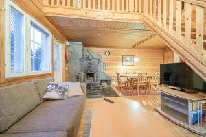 TV a/nebo společenská místnost v ubytování Alpine Chalet Central Ski-in Ski-out, Levi center by Aavalevi