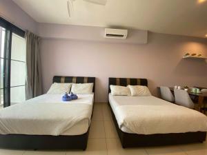 ゲンティンハイランドにあるMIDHILLS AT GENTING Family Studio 4PAX 30702の部屋に並んで置かれた2つのベッド +10枚の写真