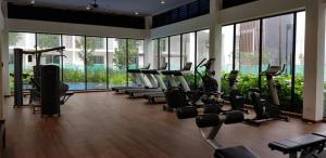 ゲンティンハイランドにあるMIDHILLS AT GENTING Family Studio 4PAX 30702のトレッドミルとエリプティカルマシンが並ぶジム