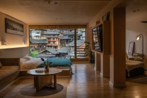 西江Xijiang Qianhu Miao Village Mountain and B&B的带沙发和桌子的客厅