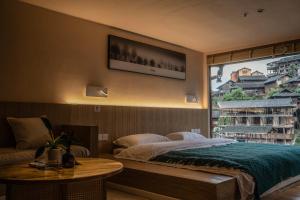 Xijiang Qianhu Miao Village Mountain and B&B客房内的一张或多张床位