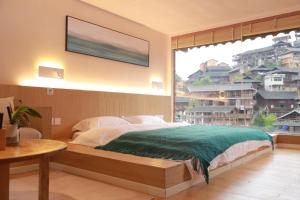 Xijiang Qianhu Miao Village Mountain and B&B客房内的一张或多张床位
