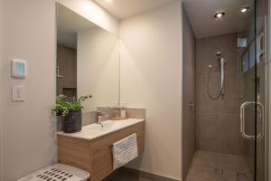 a bathroom with a sink and a shower at Comfort, quality, great location in Hamilton +6 photos