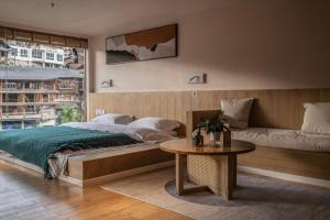 Xijiang Qianhu Miao Village Mountain and B&B客房内的一张或多张床位