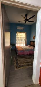 Ένα ή περισσότερα κρεβάτια σε δωμάτιο στο Homestay Hj Romli Beserah
