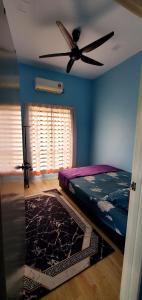 Ένα ή περισσότερα κρεβάτια σε δωμάτιο στο Homestay Hj Romli Beserah