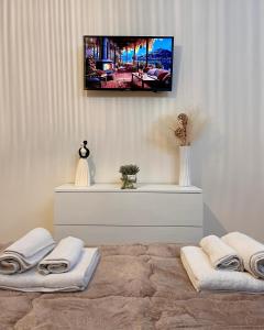Pokój z łóżkiem z telewizorem na ścianie w obiekcie Il Villino B&B - Napoli/Pompei/Sorrento/Costiera w mieście Brusciano