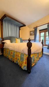 Un dormitorio con una cama grande en una habitación. en Malston Mill Farm, en Kingsbridge