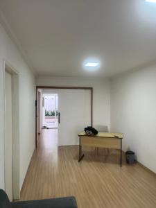 an empty room with a desk and a door at Casa condomínio jardim Moncoes in Maringá