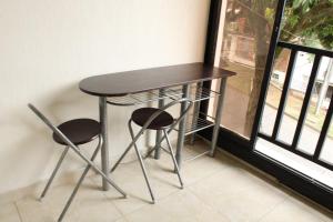 カリにあるCasa Esperanzaの窓の前にテーブルと椅子2脚