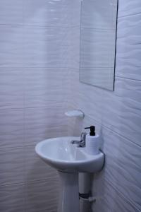 カリにあるCasa Esperanzaの洗面台と鏡のある白いバスルーム +30枚の写真