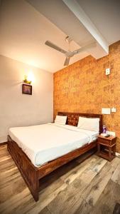 Postel nebo postele na pokoji v ubytování Hotel Nizamuddin Fab