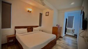 Postel nebo postele na pokoji v ubytování Hotel Nizamuddin Fab