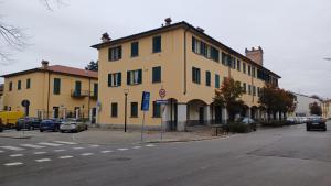 ein großes gelbes Gebäude an der Straßenseite in der Unterkunft Appartamento 93 di andrea sonzogni in Castelleone