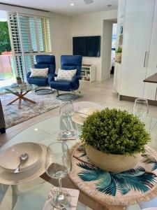Μια τηλεόραση ή/και κέντρο ψυχαγωγίας στο Coastal Luxe On Hastings St - 2 Bedroom
