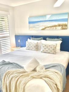 Ένα ή περισσότερα κρεβάτια σε δωμάτιο στο Coastal Luxe On Hastings St - 2 Bedroom
