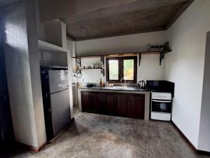 Kuchyň nebo kuchyňský kout v ubytování Sithagi Villa Unawatuna