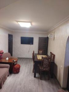 Μια τηλεόραση ή/και κέντρο ψυχαγωγίας στο Jrhogher Apartment 2