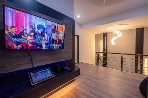 TV a/nebo společenská místnost v ubytování OV Karaoke homestay Langkawi