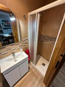 A bathroom at La Casa del Maestro