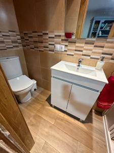 A bathroom at La Casa del Maestro