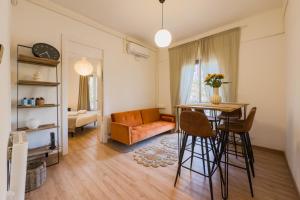 una sala de estar con una mesa y un sofá en Plaza España 238, en Barcelona