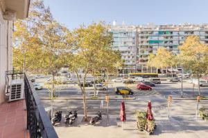 Una vista de una calle de la ciudad desde un balcón. en Plaza España 238, en Barcelona