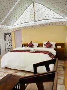 Postel nebo postele na pokoji v ubytování Janj Desert Camp Jaisalmer