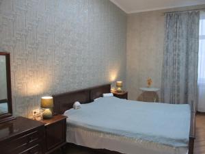 トビリシにあるGuest Home in the Heart of old Tbilisi centerの大きなベッドと窓のある寝室