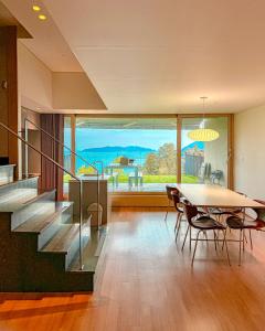 巨济Hotel SANG SANG & Private SANG SANG POOL VILLA的带桌子的客厅和餐厅