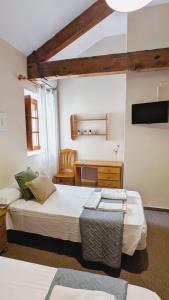 Postel nebo postele na pokoji v ubytování Hostal El Convent de Moncada + 23 fotografií