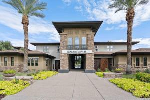 Un edificio con palmeras delante. en The Laurel Apartments in Chandler, en Chandler
