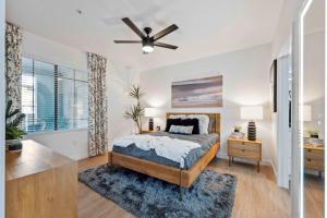 Un dormitorio con una cama y un ventilador de techo. en The Laurel Apartments in Chandler, en Chandler