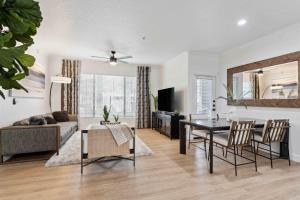 Una sala de estar con una mesa y un comedor. en The Laurel Apartments in Chandler, en Chandler