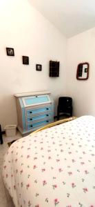 A bed or beds in a room at Appartamento Tre Angeli a pochi passi dal mare