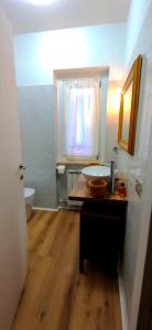 A bathroom at Appartamento Tre Angeli a pochi passi dal mare