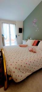 A bed or beds in a room at Appartamento Tre Angeli a pochi passi dal mare