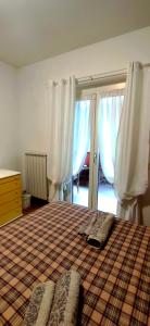 A bed or beds in a room at Appartamento Tre Angeli a pochi passi dal mare