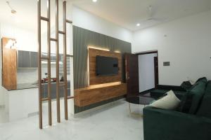 TV a/nebo společenská místnost v ubytování Rivera Residency Trivandrum