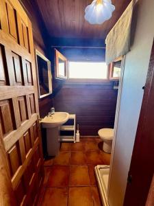 a small bathroom with a sink and a toilet at Cabaña El Paraíso in Manzanera