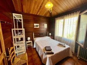 a bedroom with a white bed and a wooden ceiling at Cabaña El Paraíso in Manzanera
