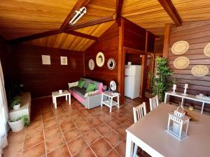 a large living room with a couch and a table at Cabaña El Paraíso in Manzanera