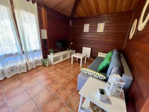 a living room with a couch and a table at Cabaña El Paraíso in Manzanera