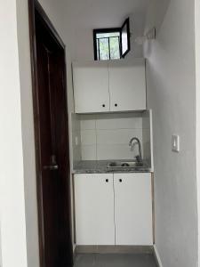 Η κουζίνα ή μικρή κουζίνα στο La Cueva Chalet