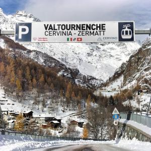 un cartello stradale su una strada di montagna di Maison du Soleil- CIR VDA Valtournenche n 0204 a Valtournenche
