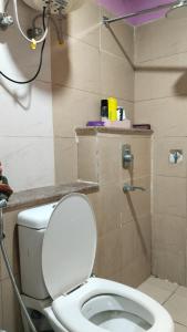 un baño con inodoro y ducha en AK Royal Guest House Service Greater Noida West, en Greater Noida