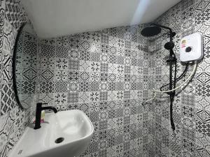 a bathroom with a sink and a shower at Soukaina Beach Bungalow in Koh Phangan