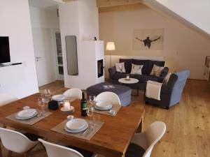 Tauplitz Panorama Apartment, 75qm, Balkon und Sauna في توبليتز: غرفة معيشة بها طاولة وأريكة