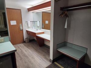 Koupelna v ubytování Shilo Inn Suites Salem